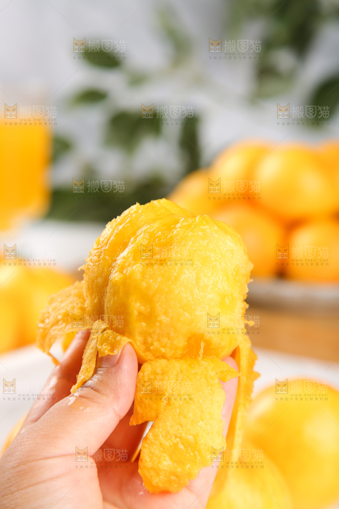 手上拿着黄油桃