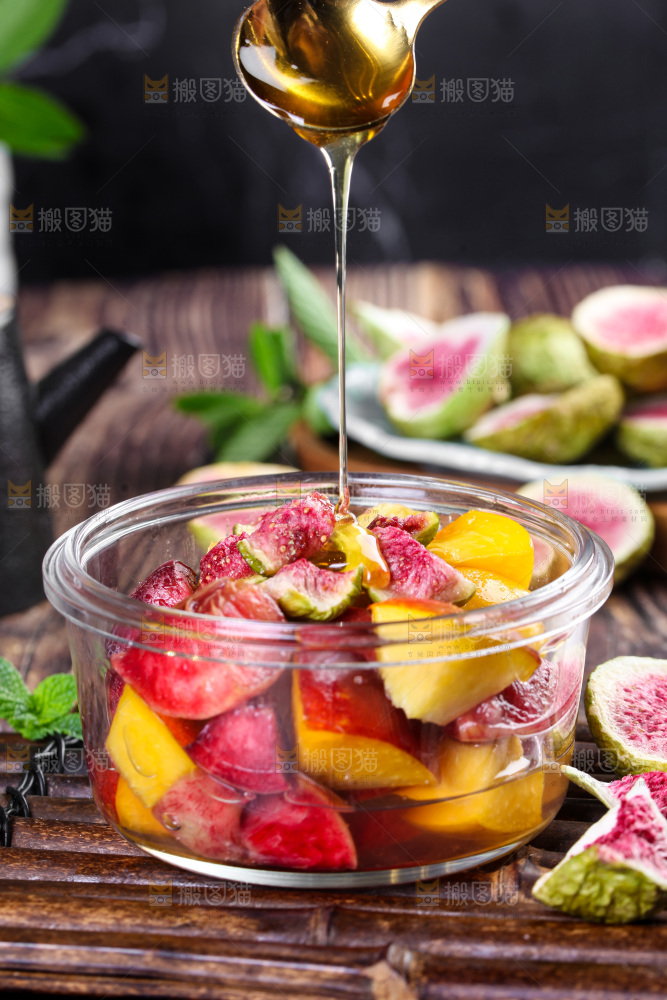 碗里放着水果组合