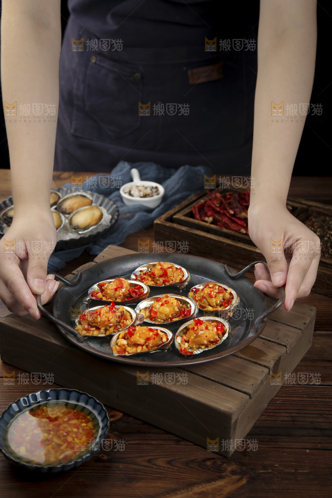 手上端着一盘蒜蓉鲍鱼