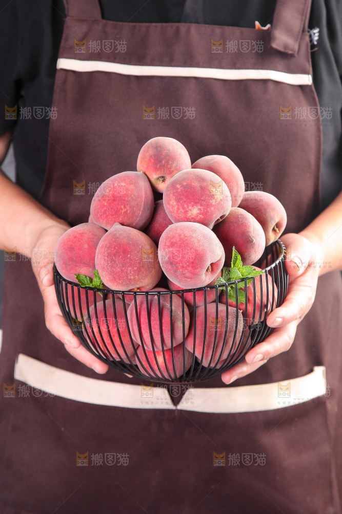 手上拿着一筐血桃