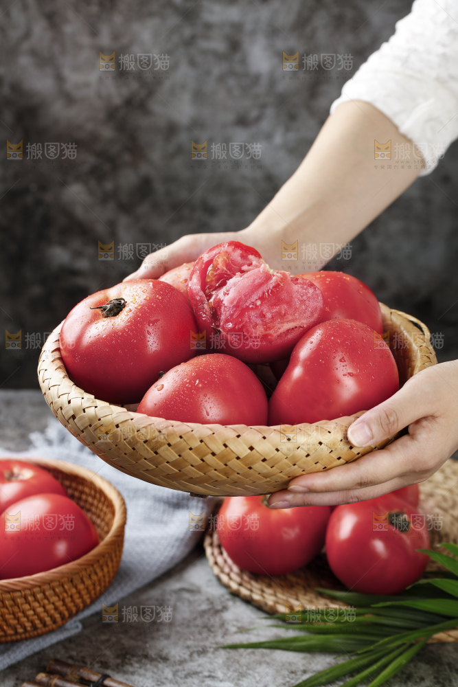 手上端着一篮沙瓤西红柿