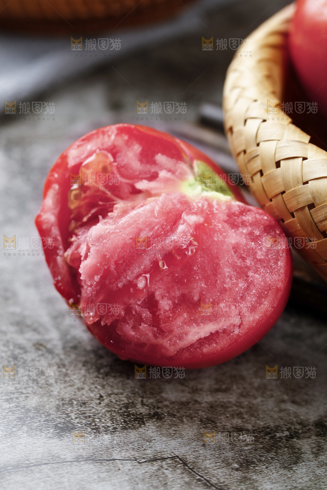 深底上放着沙瓤西红柿