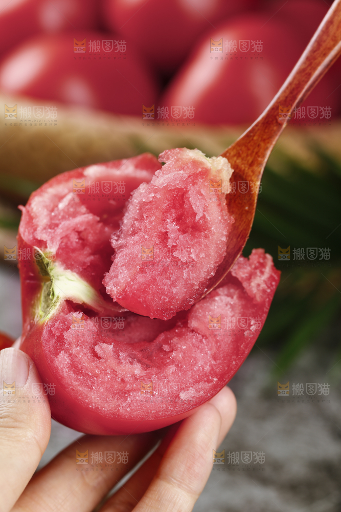 勺子上舀着的沙瓤西红柿