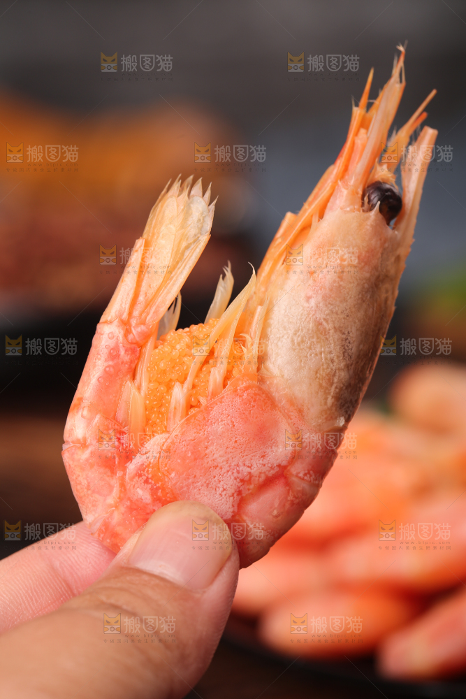 手上拿着甜虾