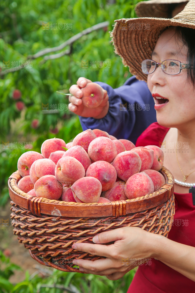 女人手上抱着一筐胭脂红桃子