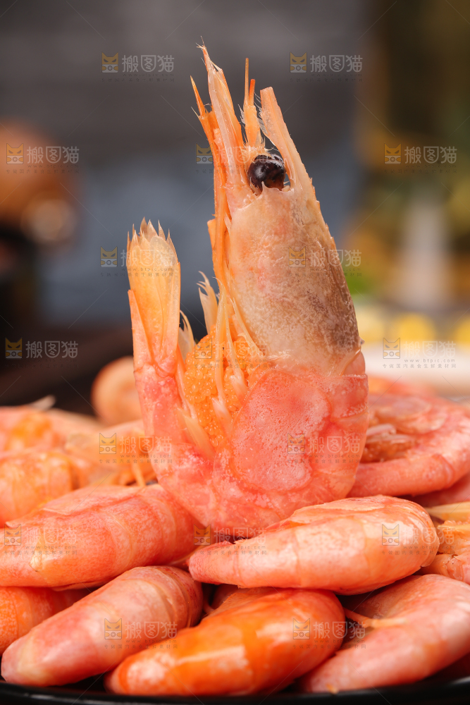 黑底上放着甜虾