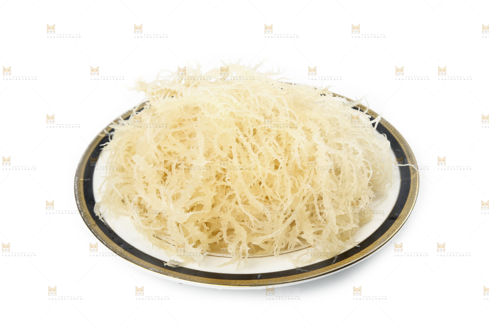 白底上放着一盘龙须菜