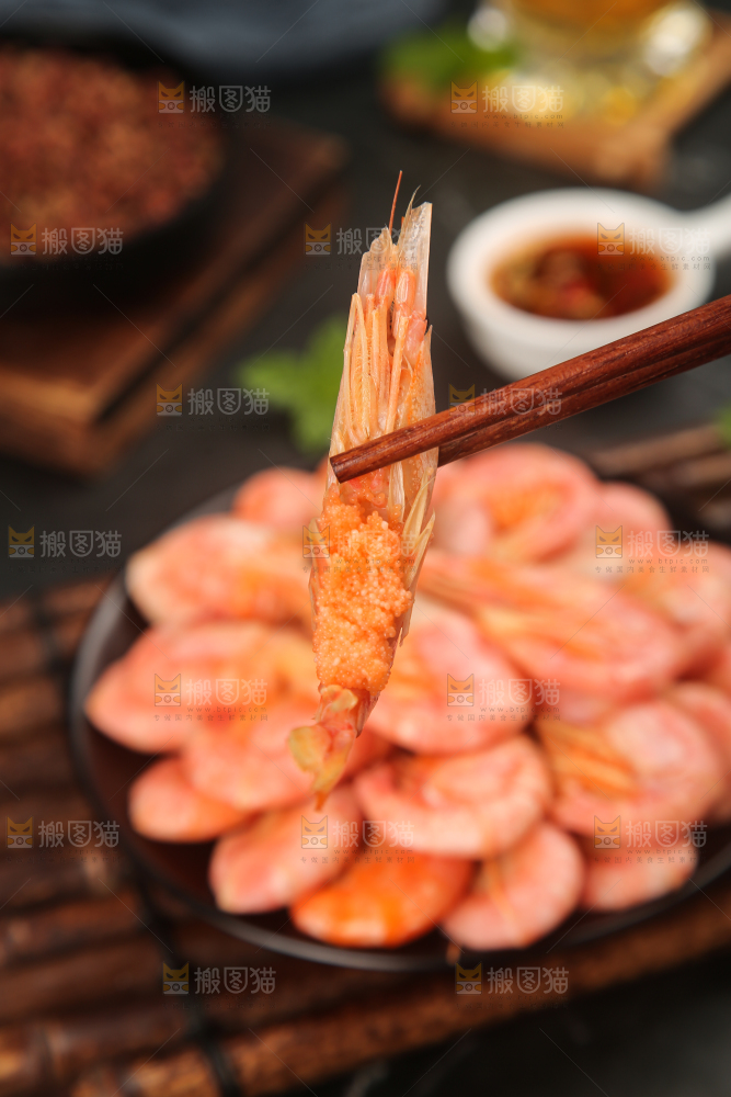 筷子上夹着的甜虾