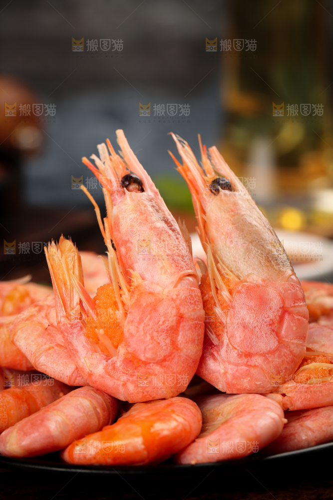 盘子里放着甜虾