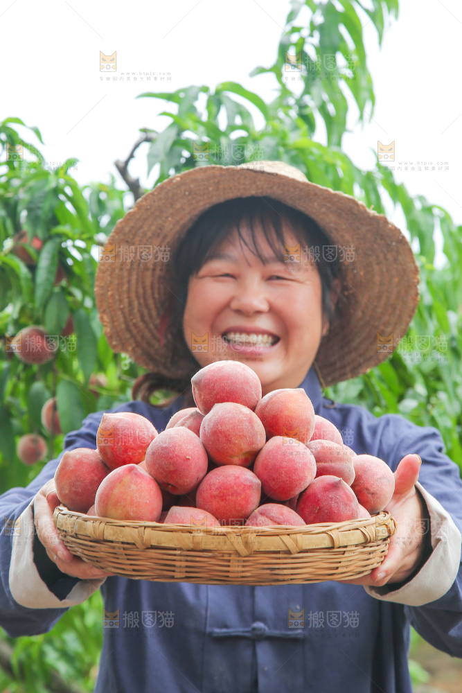 女人手上抱着一筐胭脂红桃子
