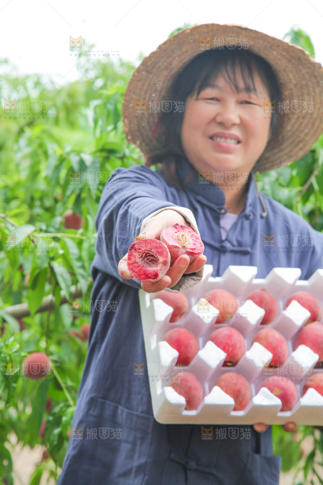 农民手上抱着一箱胭脂红