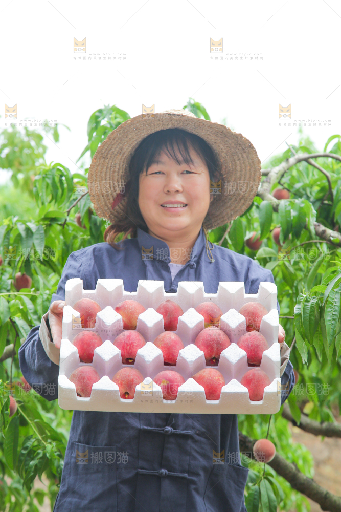 农民手上抱着一箱胭脂红