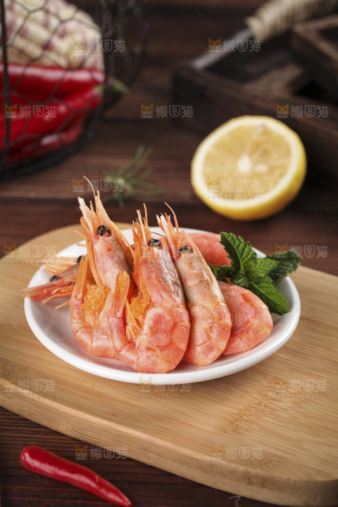木板上放着一盘甜虾