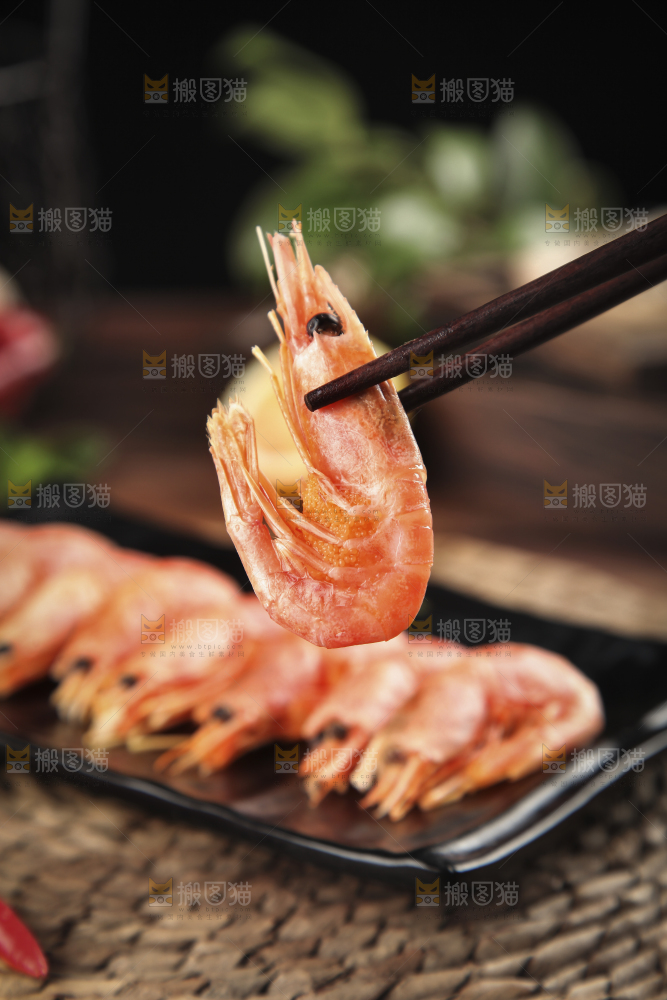 筷子上夹着甜虾