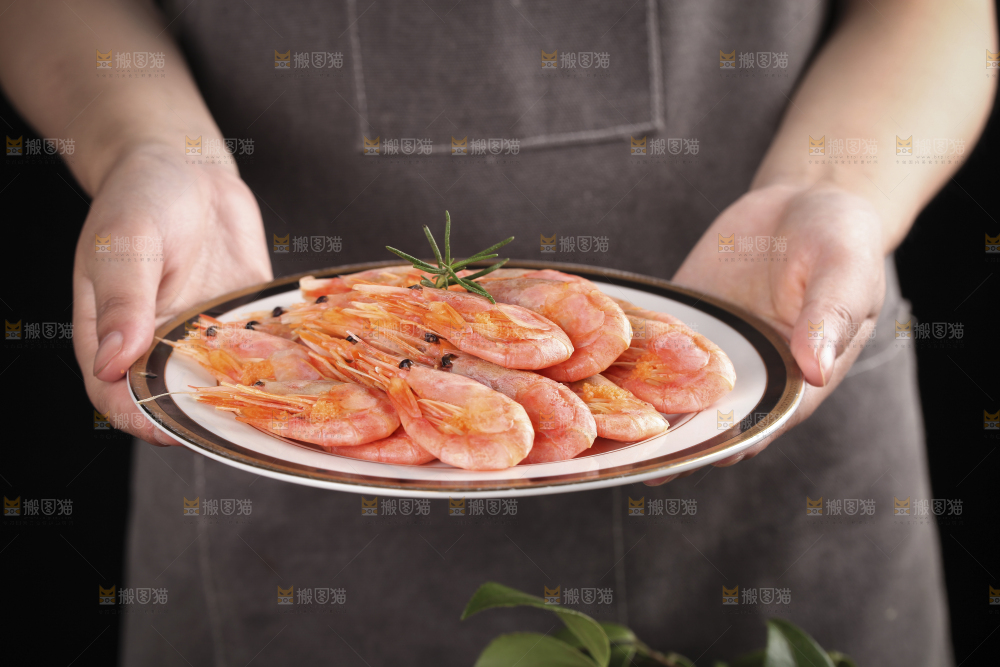 手上端着一盘甜虾