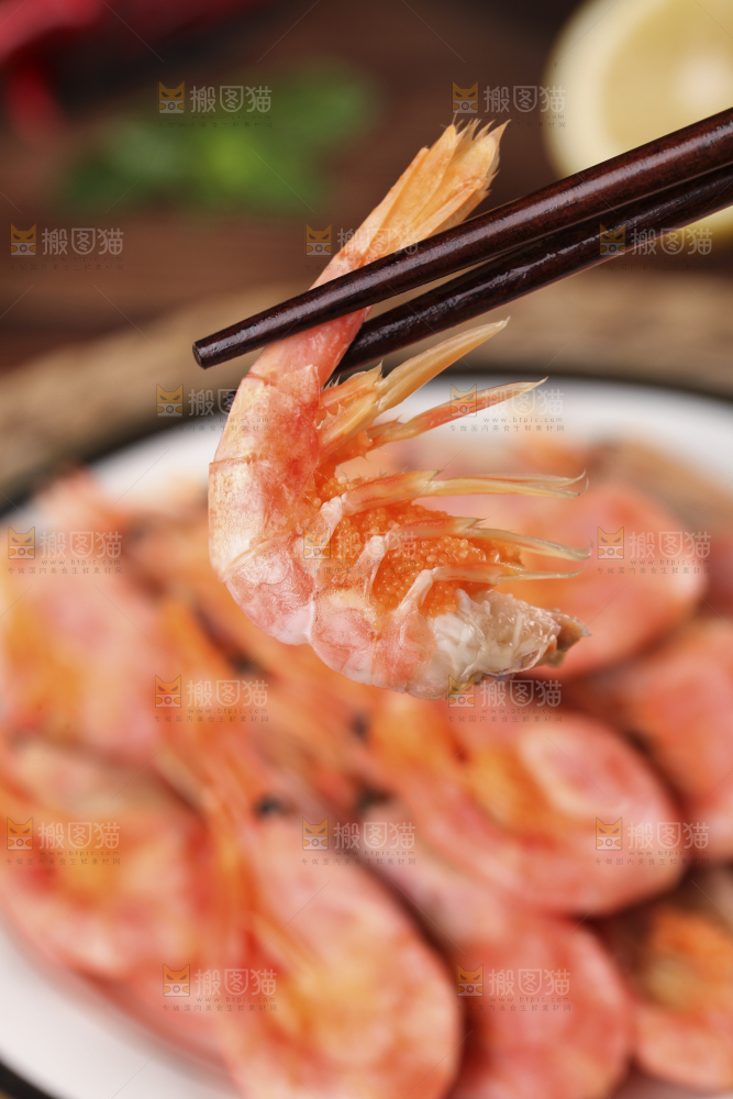 筷子上夹着甜虾