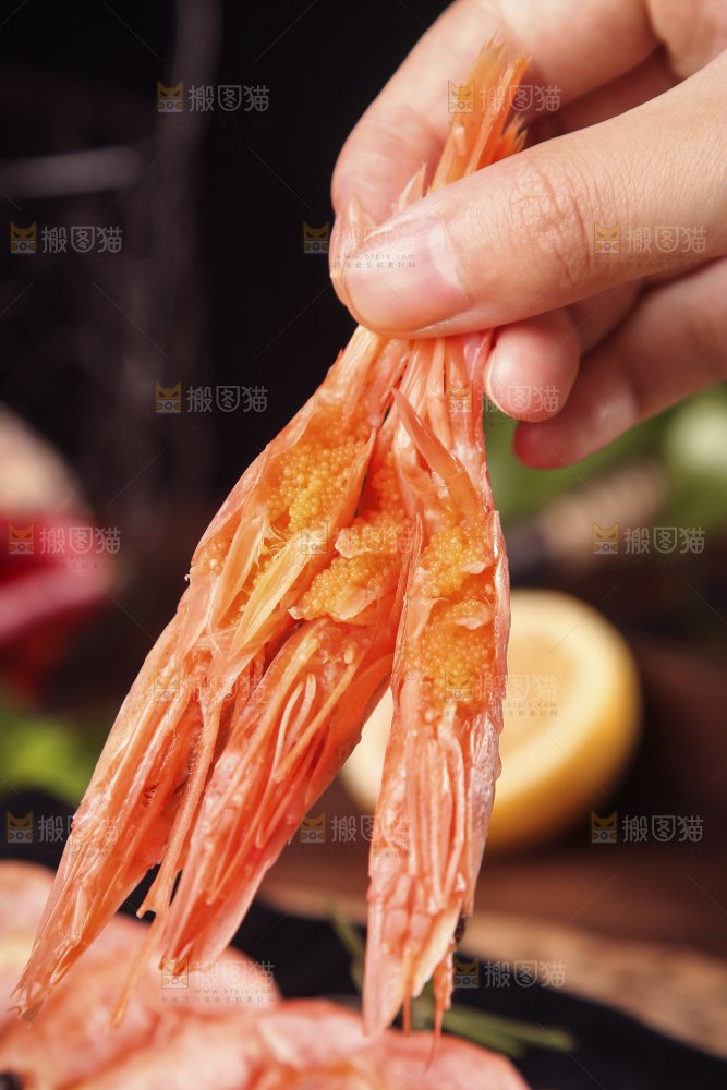 手上拿着甜虾
