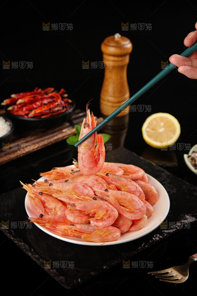 筷子上夹着甜虾