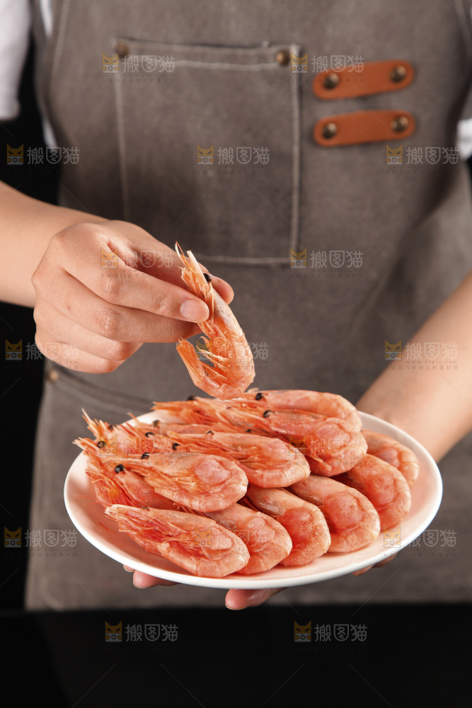 手上拿着一盘北极甜虾