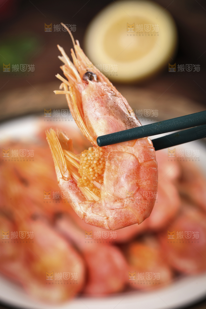 筷子上夹着甜虾