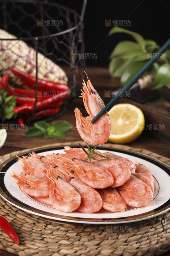 筷子上夹着甜虾
