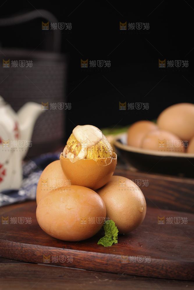 木板上放着土鸡蛋活珠子