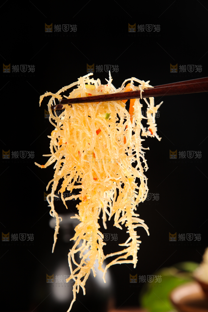 筷子上夹着龙须菜