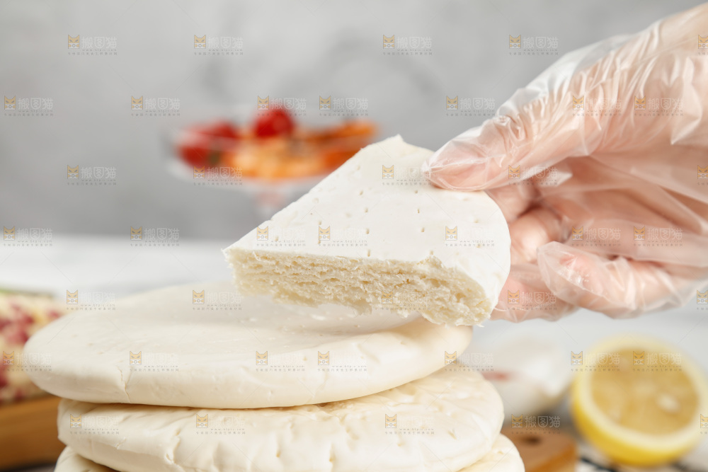 手上拿着披萨胚