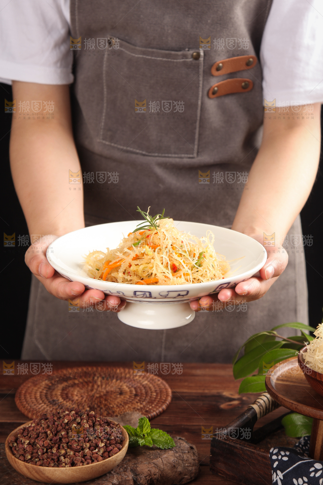 手捧着一盘龙须菜