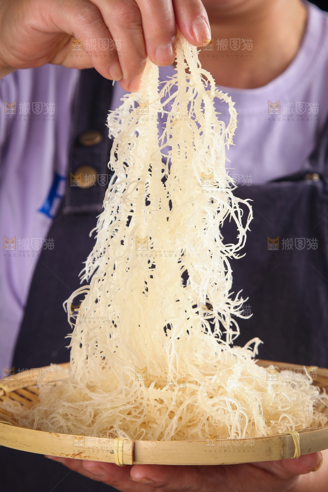 手上拿着龙须菜