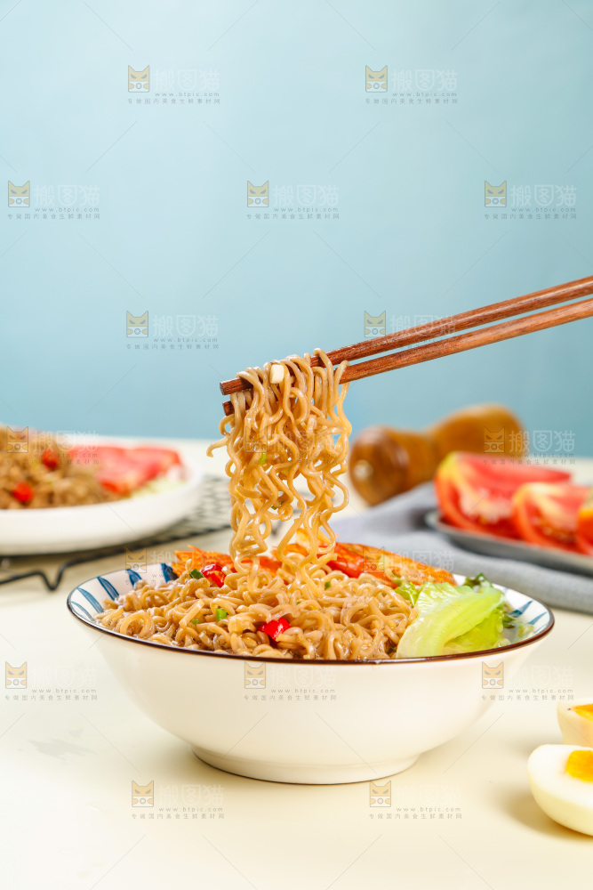 筷子上夹着龙虾拌面