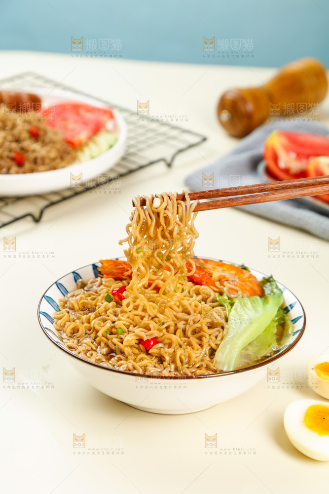 筷子上夹着龙虾拌面