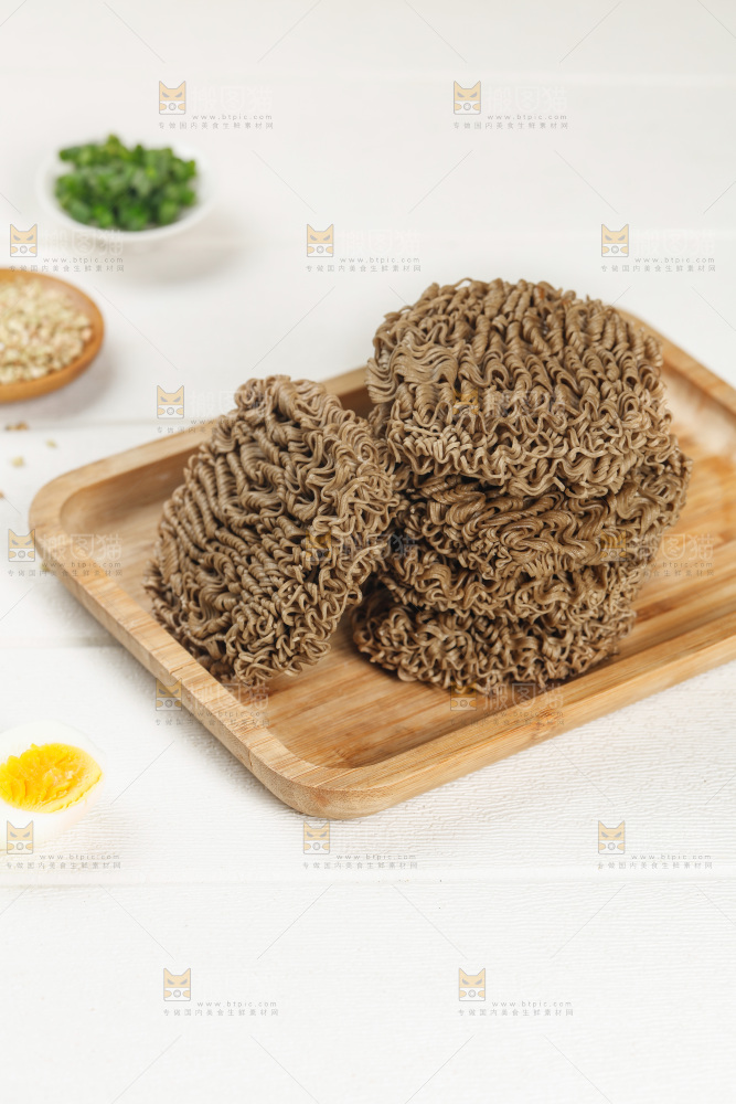 木板上放着面饼