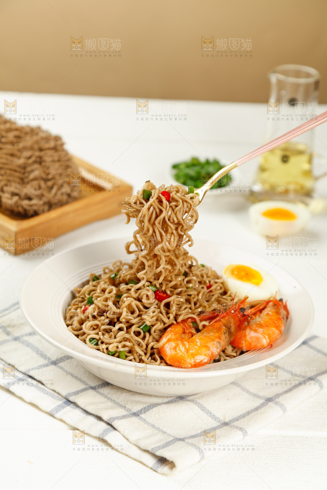叉子上的葱油拌面