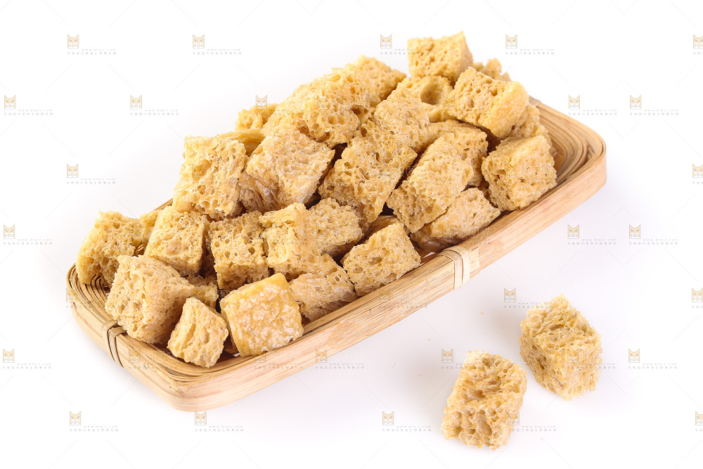 木板上放着面筋