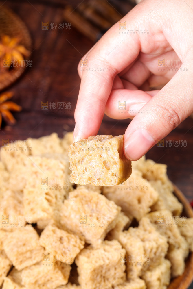 手上拿着的面筋