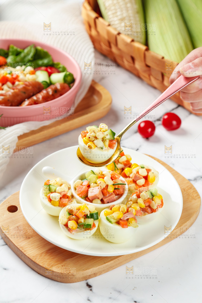 勺子上舀着蔬菜沙拉