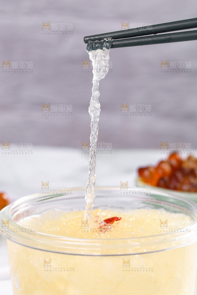筷子上夹着雪燕