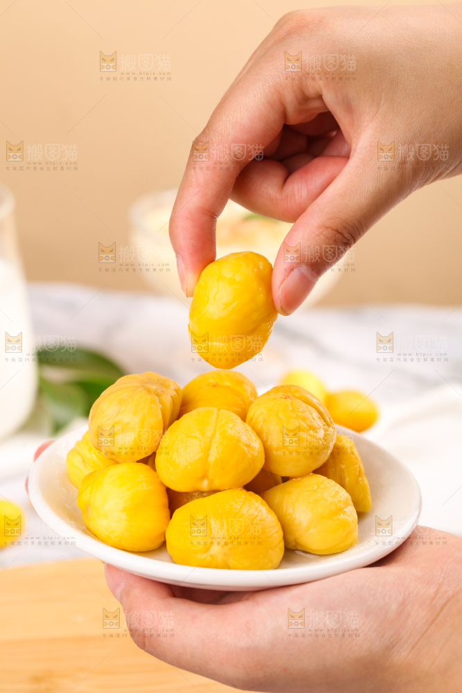 手上拿着板栗仁