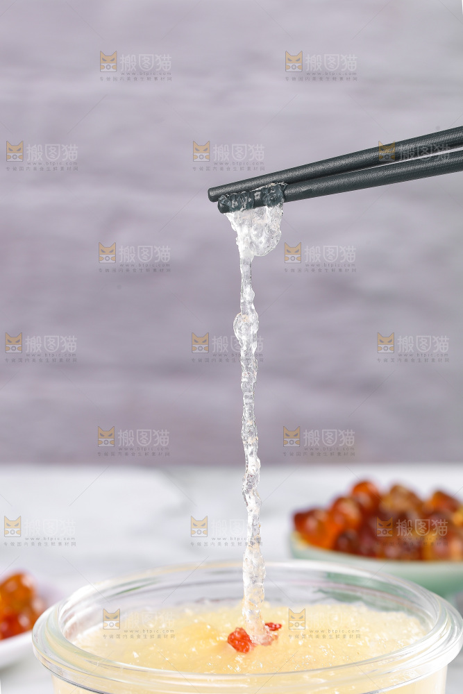 筷子上夹着雪燕