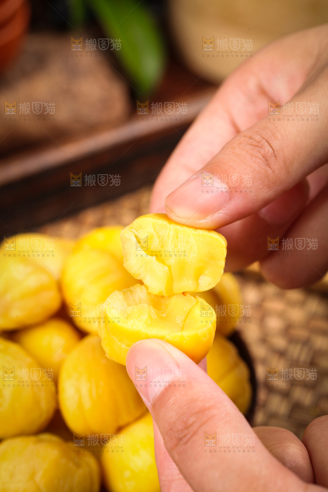 手上拿着板栗仁