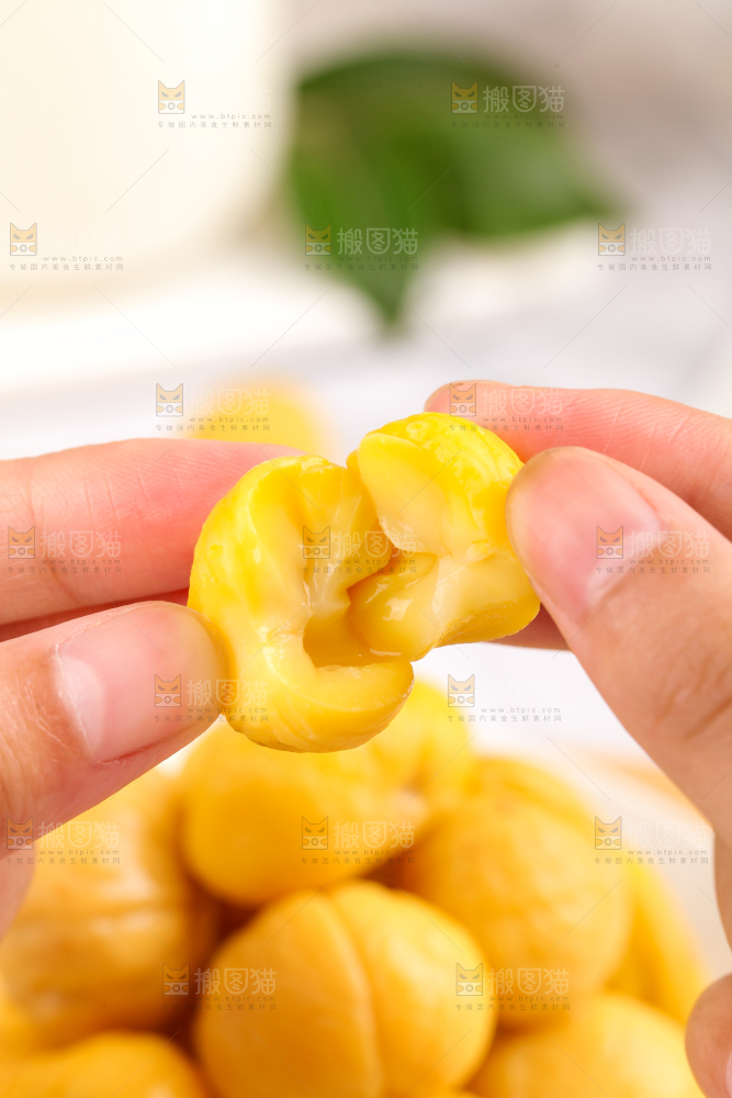 手上拿着板栗仁