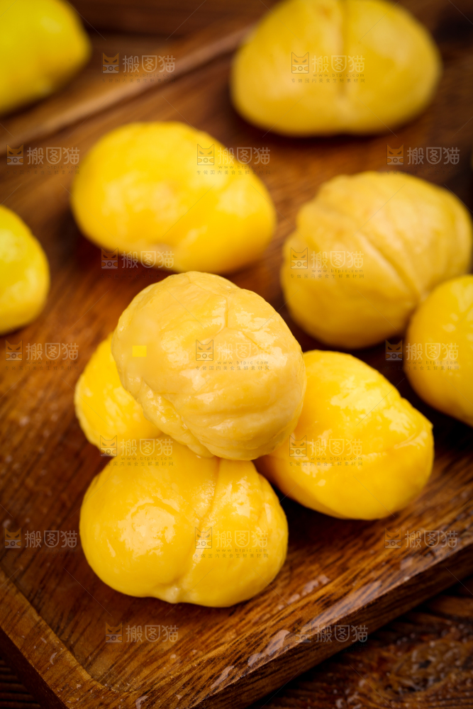 木板上放着板栗仁