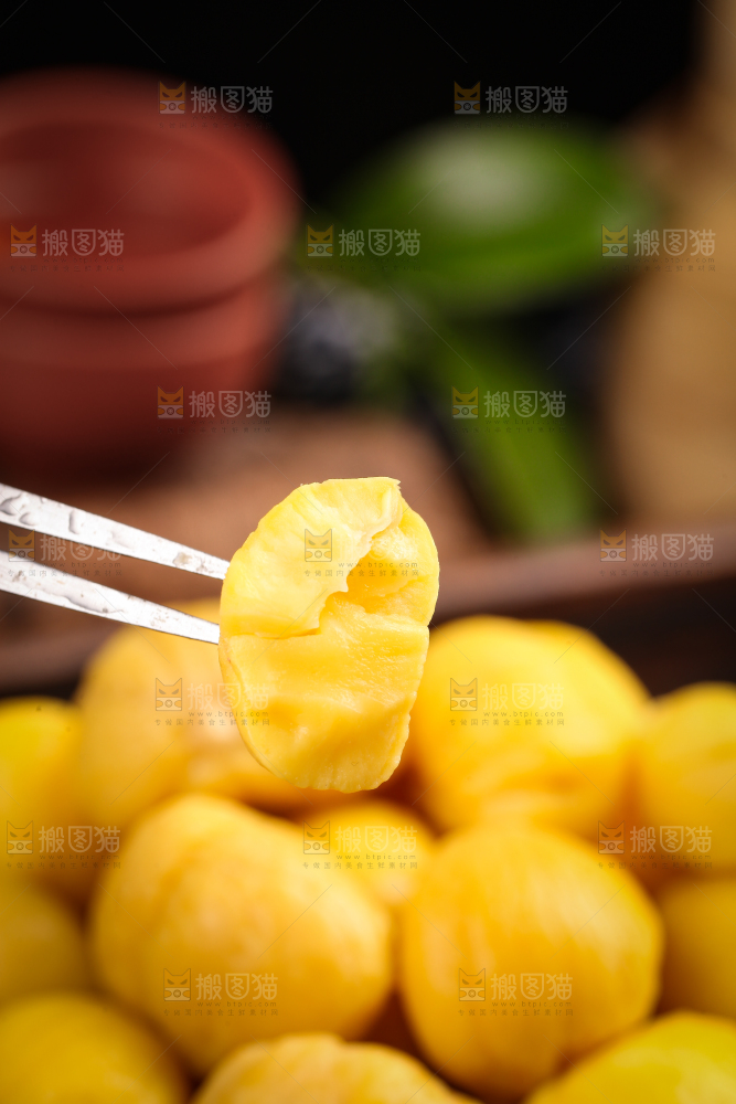 叉子上叉着板栗仁