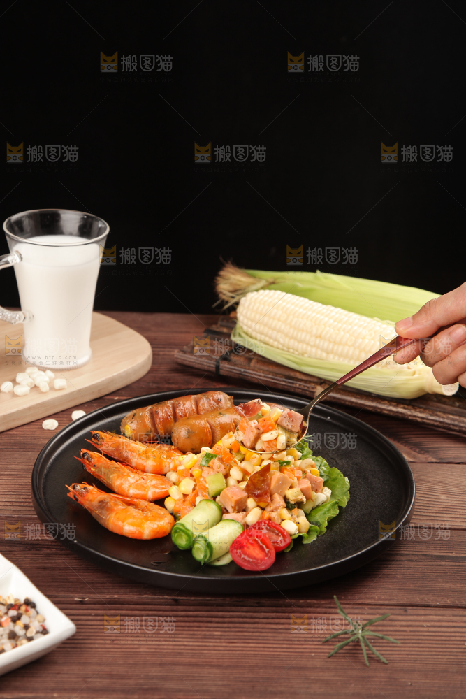 木底上放着一盘轻食餐