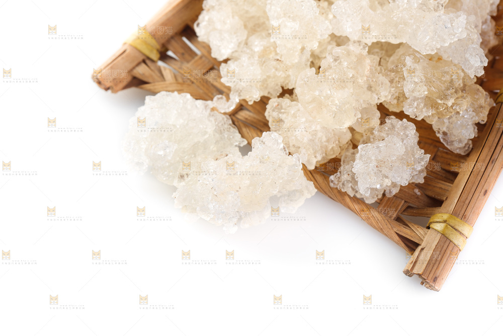 簸箕上放着雪燕