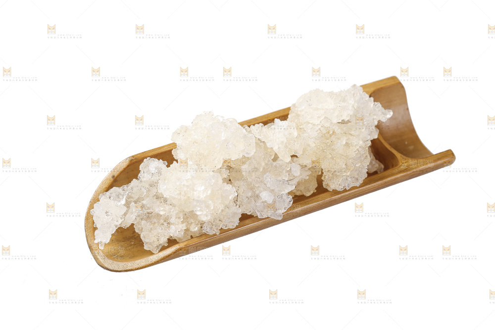 木勺上舀着雪燕