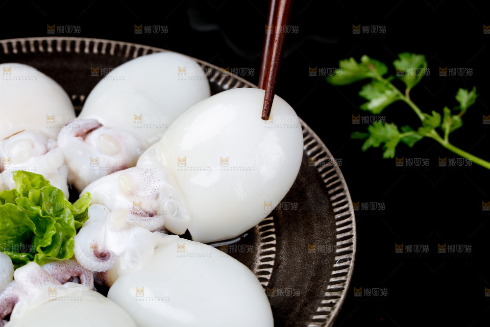 筷子上夹着小墨鱼仔