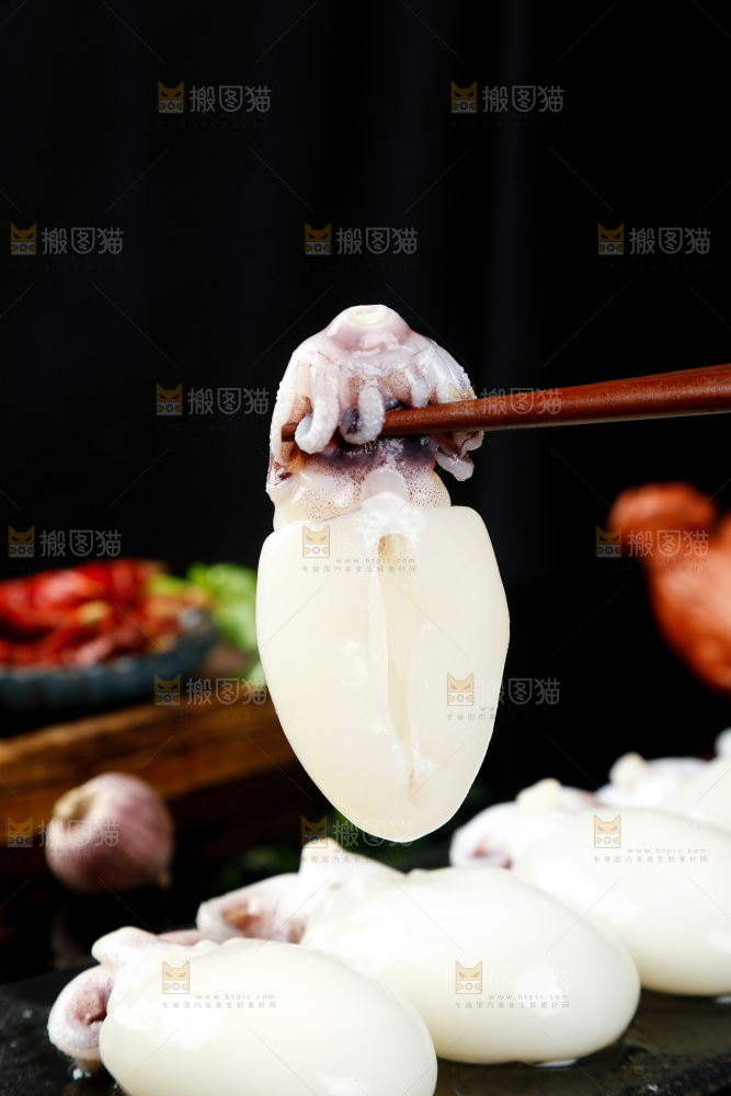 筷子上夹着去皮去内脏墨鱼仔