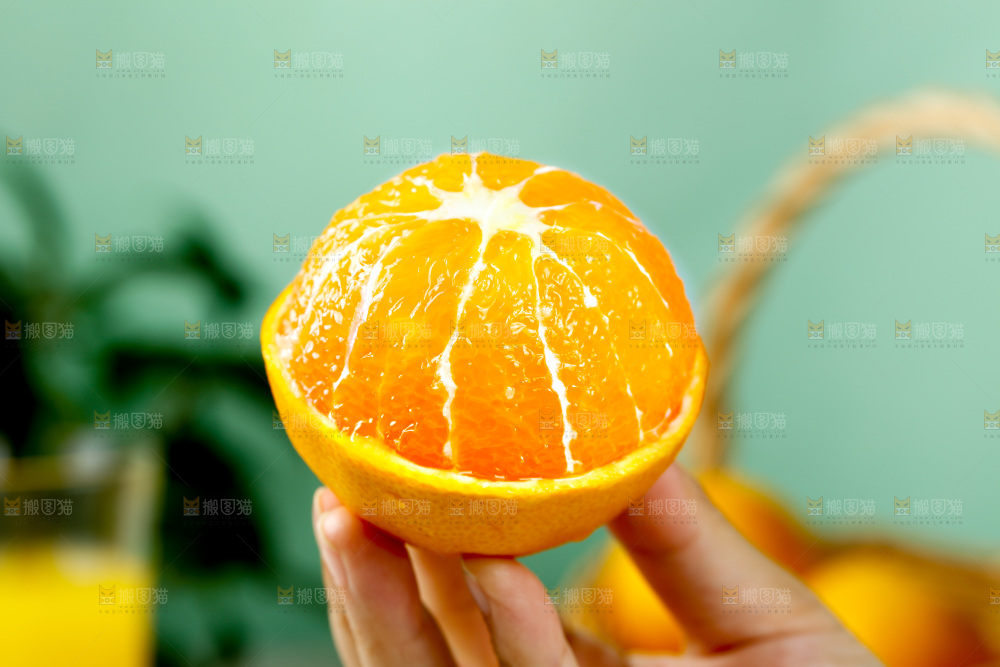 手里拿着爱媛